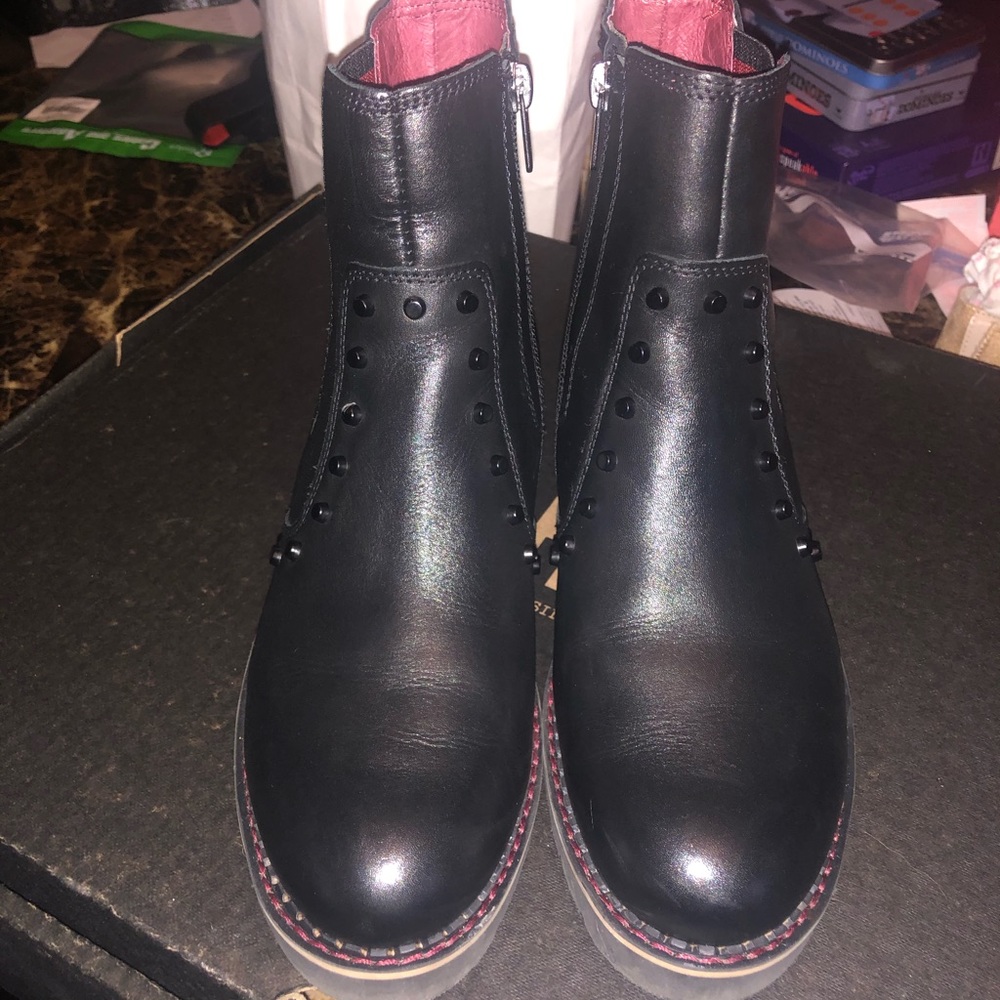 Pikolinos black booties